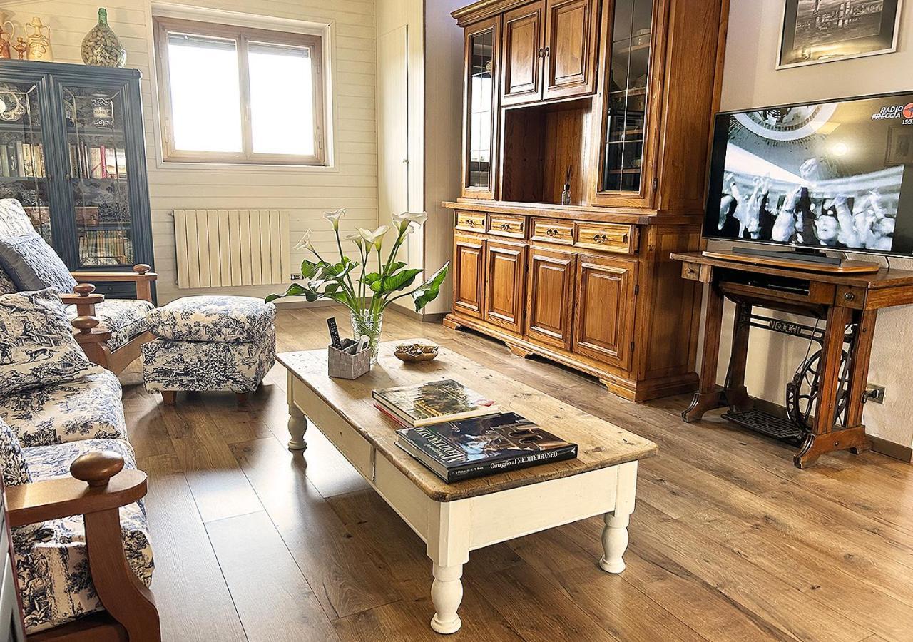 La Mansardina Apartment Venegono Superiore Bagian luar foto